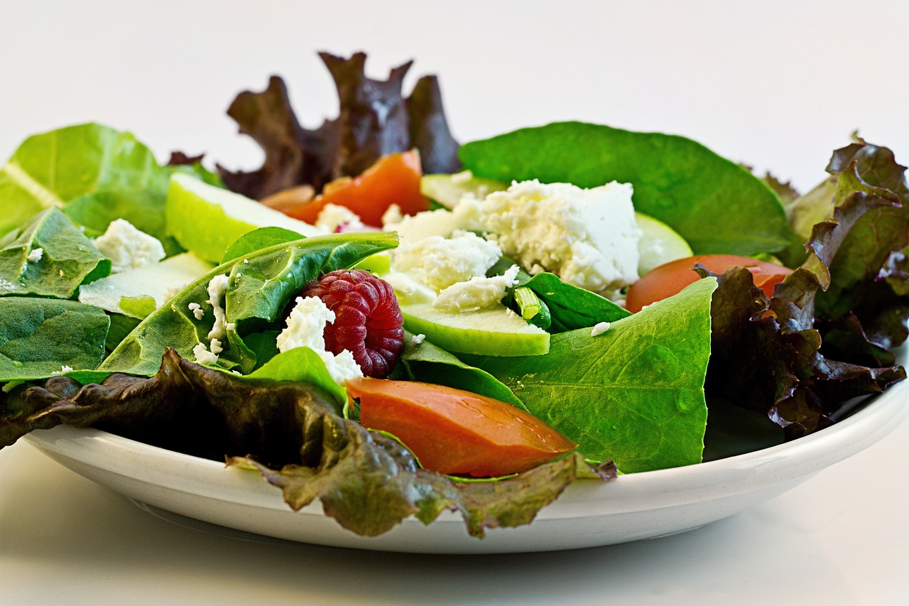 Bunter Zeaxanthin-Salat mit gebratenem Mais, Spinat & pochiertem Ei